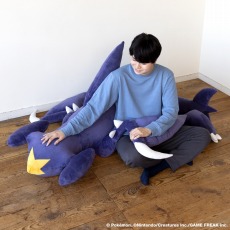 画像ギャラリー No.009のサムネイル画像 / 「ポケモン ダイヤモンド・パール」のマッハポケモン“ガブリアス”のビッグサイズクッションが登場。予約受付を開始