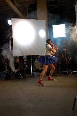 画像ギャラリー No.012のサムネイル画像 / 「ストリートファイターIV」のテレビCFは高田光莉さん演じる「さくら」が主役！　撮影現場の様子をお届け
