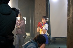 画像ギャラリー No.016のサムネイル画像 / 「ストリートファイターIV」のテレビCFは高田光莉さん演じる「さくら」が主役！　撮影現場の様子をお届け