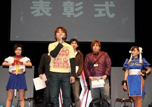 画像ギャラリー No.035のサムネイル画像 / 王座に輝いたのはダルシム使いの伊予氏!「闘志再撃『拳を燃やせ!』ストリートファイターIV全国大会」決勝大会の模様をレポート