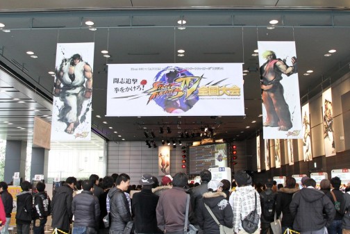 画像ギャラリー No.001のサムネイル画像 / 待望のアーケード版「スーパーストリートファイターIV」も正式発表！　2010年最強のプレイヤーが決定した「ストリートファイターIV 全国大会」レポート