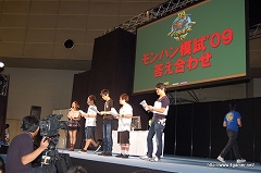 画像ギャラリー No.063のサムネイル画像 / 次長課長の井上 聡さんらが出演したステージイベントなどで大いに盛り上がった,「モンスターハンターフェスタ’09」大阪大会レポートその2
