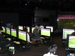 画像ギャラリー No.010のサムネイル画像 / 元Jリーガーが監督として参戦。EA，「FIFA 09 ワールドクラスサッカー」の10人対10人対戦イベントを開催