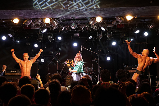 画像ギャラリー No.009のサムネイル画像 / 「超兄貴」25周年を祝したライブ「超兄貴祭」をレポート。マッチョマンが猛り，うみにんが踊り，皆でフロントダブルバイセップスした