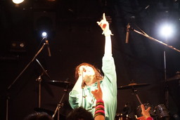 画像ギャラリー No.012のサムネイル画像 / 「超兄貴」25周年を祝したライブ「超兄貴祭」をレポート。マッチョマンが猛り，うみにんが踊り，皆でフロントダブルバイセップスした