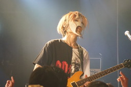 画像ギャラリー No.037のサムネイル画像 / 「超兄貴」25周年を祝したライブ「超兄貴祭」をレポート。マッチョマンが猛り，うみにんが踊り，皆でフロントダブルバイセップスした