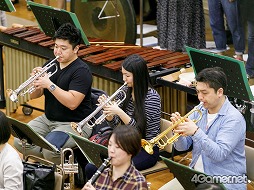 画像ギャラリー No.006のサムネイル画像 / 作曲家・下村陽子氏の30周年記念コンサートのリハーサルをレポート。50曲以上の名曲がフルオーケストラ＆混声合唱で生まれ変わる
