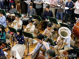 画像ギャラリー No.007のサムネイル画像 / 作曲家・下村陽子氏の30周年記念コンサートのリハーサルをレポート。50曲以上の名曲がフルオーケストラ＆混声合唱で生まれ変わる