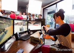 画像ギャラリー No.014のサムネイル画像 / 【PR】HP Pavilion Desktop PC HPE-360jp/CT＆トリプルディスプレイが実現する圧倒的な臨場感を，アイドリング!!!の大川 藍さんが絶叫しながら体験