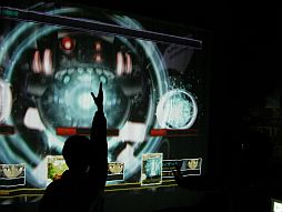 画像ギャラリー No.005のサムネイル画像 / Kinectを導入した体験型アトラクション「戦え！大作戦アトラ ミライセンシ」が西武園ゆうえんちで3月24日開始