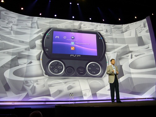 画像ギャラリー No.008のサムネイル画像 / ［E3 09］【速報】SCEプレスカンファレンスで新型PSP「PSP go」が公開。スライド式の薄型端末に