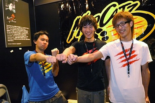 画像ギャラリー No.005のサムネイル画像 / ［TGS 2011］ウメ＆マゴ＆ときどのフォトセッションが開催されたMad Catzブース。飛び入りゲストも登場（？）のフォトレポートを掲載