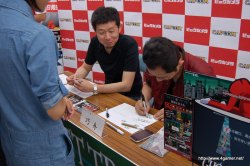 画像ギャラリー No.002のサムネイル画像 / 竹下博信氏と巧 舟氏が100人のファンと熱い握手を交わした，「ゴースト トリック」発売記念サイン＆握手会の模様をレポート（ショートインタビュー付き）