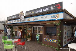 画像ギャラリー No.002のサムネイル画像 / カプコンファンはいざ鎌倉！　限定グッズも販売されている腰越海水浴場の「CAPCOM SEASIDE HOUSE」に行ってきた