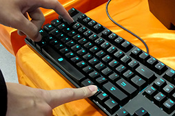 画像ギャラリー No.005のサムネイル画像 / Tt eSPORTS，フルカラーLED搭載のゲーマー向けキーボード「POSEIDON Z RGB」を国内初披露。7月発売で想定売価は1万3000円程度に