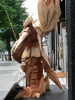画像ギャラリー No.006のサムネイル画像 / 「スーパーロボット大戦OGサーガ 魔装機神 THE LORD OF ELEMENTAL」本日発売！　木彫りの「サイバスター」を秋葉原に見に行こう