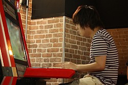 画像ギャラリー No.005のサムネイル画像 / 聖地タイステが歓声に沸いた。「スパIV AE」のトーナメントとエキシビションで盛り上がった「ウメハラPRESENTS EVO前哨戦!」レポート