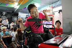 画像ギャラリー No.008のサムネイル画像 / 聖地タイステが歓声に沸いた。「スパIV AE」のトーナメントとエキシビションで盛り上がった「ウメハラPRESENTS EVO前哨戦!」レポート