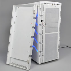 画像ギャラリー No.010のサムネイル画像 / BitFenix第1弾のゲーマー向けPCケース「Colossus」，その印象的な外観と内部構造を写真でチェックする
