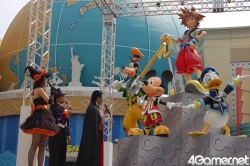 画像ギャラリー No.012のサムネイル画像 / 「キングダムハーツ Re：コーデッド」発売を記念してソラ達の巨大オブジェがイクスピアリに登場。除幕式にスクエニ橋本氏，小倉優子さん，アメリカザリガニが出演