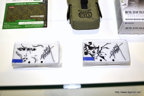 画像ギャラリー No.001のサムネイル画像 / 「METAL GEAR SOLID SNAKE EATER 3D」の発売記念抽選会は3月14日まで実施。小島監督のサイン&新川洋司氏のイラスト入り3DS本体も展示中