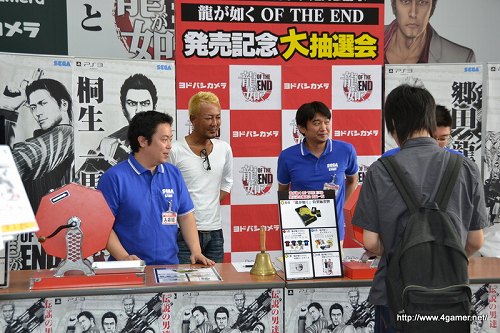 画像ギャラリー No.008のサムネイル画像 / 「龍が如く OF THE END」の発売記念抽選会を訪れた,名越稔洋氏へのショートインタビューを掲載
