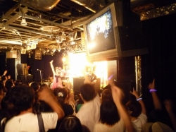 画像ギャラリー No.002のサムネイル画像 / 「pop'n music 18」開催されたライブの会場は，ファンでいっぱいに