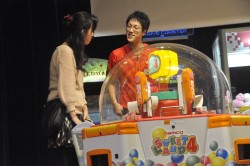 画像ギャラリー No.004のサムネイル画像 / 業務中に携帯電話で話しだす新人に,先輩はどう対応する? タイトーステーションのNo.1クルーを決める「第8回接客スタァ誕生!」レポート