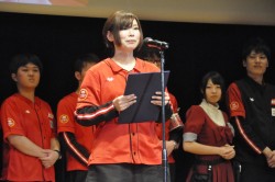 画像ギャラリー No.010のサムネイル画像 / 業務中に携帯電話で話しだす新人に,先輩はどう対応する? タイトーステーションのNo.1クルーを決める「第8回接客スタァ誕生!」レポート