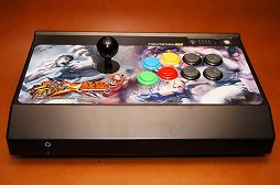 画像ギャラリー No.009のサムネイル画像 / 「STREET FIGHTER X 鉄拳」仕様のアーケードスティック,Mad Catz「アーケード ファイトスティック」レビュー。2グレード6製品を徹底比較