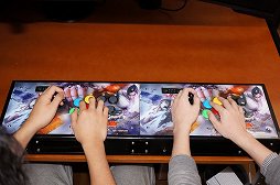 画像ギャラリー No.046のサムネイル画像 / 「STREET FIGHTER X 鉄拳」仕様のアーケードスティック,Mad Catz「アーケード ファイトスティック」レビュー。2グレード6製品を徹底比較