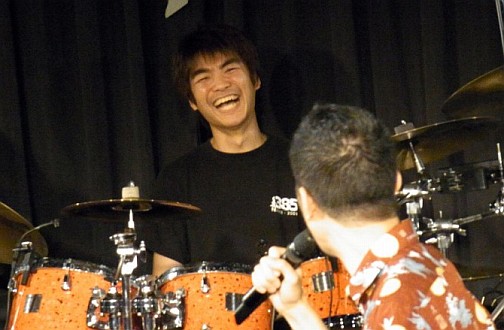 画像ギャラリー No.012のサムネイル画像 / 4年ぶりの「ギタドラ」ライブ！「GuitarFreaksXG2 ＆ DrumManiaXG2 Original Soundtrack 1st season」リリース記念スペシャル・ライブ＆トーク・イベントレポート