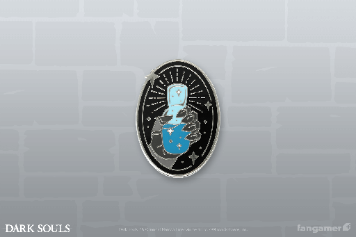 画像ギャラリー No.002のサムネイル画像 / 「DARK SOULS」のグッズ,“エストの灰瓶 ピンバッジ”と“上級騎士のレザーキーホルダー”が発売。レザーキーホルダーは「紋章の盾」がモチーフ