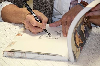 画像ギャラリー No.008のサムネイル画像 / 「レイトン教授VS逆転裁判 設定画集」発売記念サイン会が開催。巧 舟氏と塗 和也氏が100名のファンと触れ合った会場の模様をレポート