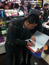 画像ギャラリー No.009のサムネイル画像 / 「レイトン教授VS逆転裁判 設定画集」発売記念サイン会が開催。巧 舟氏と塗 和也氏が100名のファンと触れ合った会場の模様をレポート