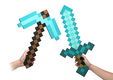 画像ギャラリー No.004のサムネイル画像 / 「Minecraft」の主人公になりきれる「ダイヤモンドフォームソード」「ダイヤモンドフォームピッケル」が,イオンとトイザらスで11月下旬より販売へ