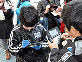 画像ギャラリー No.008のサムネイル画像 / 「イナズマイレブンGO シャイン/ダーク」の店舗イベント「友達誘ってお店に集合！ レアグッズ争奪イナズマGO対戦広場」の模様をレポート