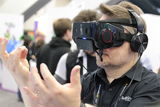 画像ギャラリー No.002のサムネイル画像 / ［GDC 2017］ハンドトラッキング付きVRは無条件に楽しい。Qualcommブースで「Snapdragon 835」＋Leap Motion搭載VR HMDを体験