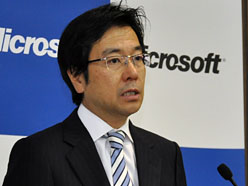 画像ギャラリー No.002のサムネイル画像 / 日本マイクロソフト，2012年度の経営方針を発表〜Windows Phone 7の投入を明言し，実機も披露
