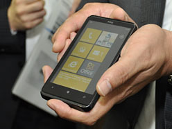 画像ギャラリー No.004のサムネイル画像 / 日本マイクロソフト，2012年度の経営方針を発表〜Windows Phone 7の投入を明言し，実機も披露