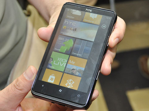 画像ギャラリー No.005のサムネイル画像 / 日本マイクロソフト，2012年度の経営方針を発表〜Windows Phone 7の投入を明言し，実機も披露