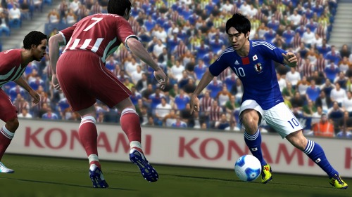 画像ギャラリー No.003のサムネイル画像 / 「ウイニングイレブン 2012」，PS3版の発売日は10月6日。新たなイメージキャラに日本代表・香川真司選手を起用（※21：20頃，ムービーを追加）