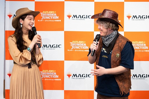 画像ギャラリー No.005のサムネイル画像 / モデルの貴島明日香さんが「MTG」プロと対決! 最新スタンダードセット「サンダー・ジャンクションの無法者」発売直前イベントレポート