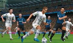画像ギャラリー No.012のサムネイル画像 / 3DS用「ワールドサッカー ウイニングイレブン 2012」は,タッチ操作にも対応。フェイントも簡単