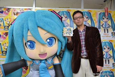 画像ギャラリー No.008のサムネイル画像 / 「初音ミク and Future Stars Project mirai」発売記念。店頭体験会を訪れた大崎プロデューサーと高部ディレクターにインタビューしてきた