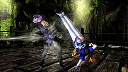 画像ギャラリー No.009のサムネイル画像 / 「DEAD OR ALIVE 5」，激流に浮かべた新ステージで戦う「かすみ」と「あやね」を収録した最新ムービーを公開。おや，勝負が付いたと思ったら？
