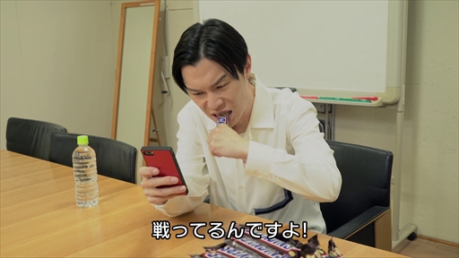 画像ギャラリー No.004のサムネイル画像 / 「パズドラ」×「スニッカーズ」，ハライチ岩井さんが出演するコラボWEB CMが公開