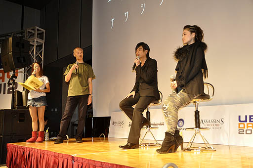 画像ギャラリー No.003のサムネイル画像 / 「UBIDAY2012」の「アサシンクリードIII」ステージをレポート。コナー役の浪川大輔さん,アヴリーン役の甲斐田裕子さんが収録でのエピソードを語り,最後はコナーの衣装をまとったダンテ・カーヴァーさんが登場