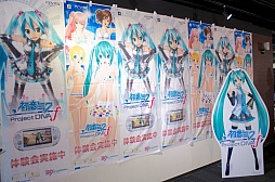 画像ギャラリー No.001のサムネイル画像 / 「初音ミク -Project DIVA- f」“Touch & Try Tour 2012 summer”の模様をレポート。「サマーアイドル」を書き下ろしたOSTER projectさんも来場