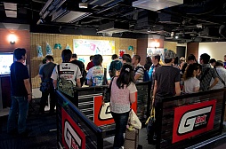 画像ギャラリー No.019のサムネイル画像 / 「初音ミク -Project DIVA- f」“Touch & Try Tour 2012 summer”の模様をレポート。「サマーアイドル」を書き下ろしたOSTER projectさんも来場
